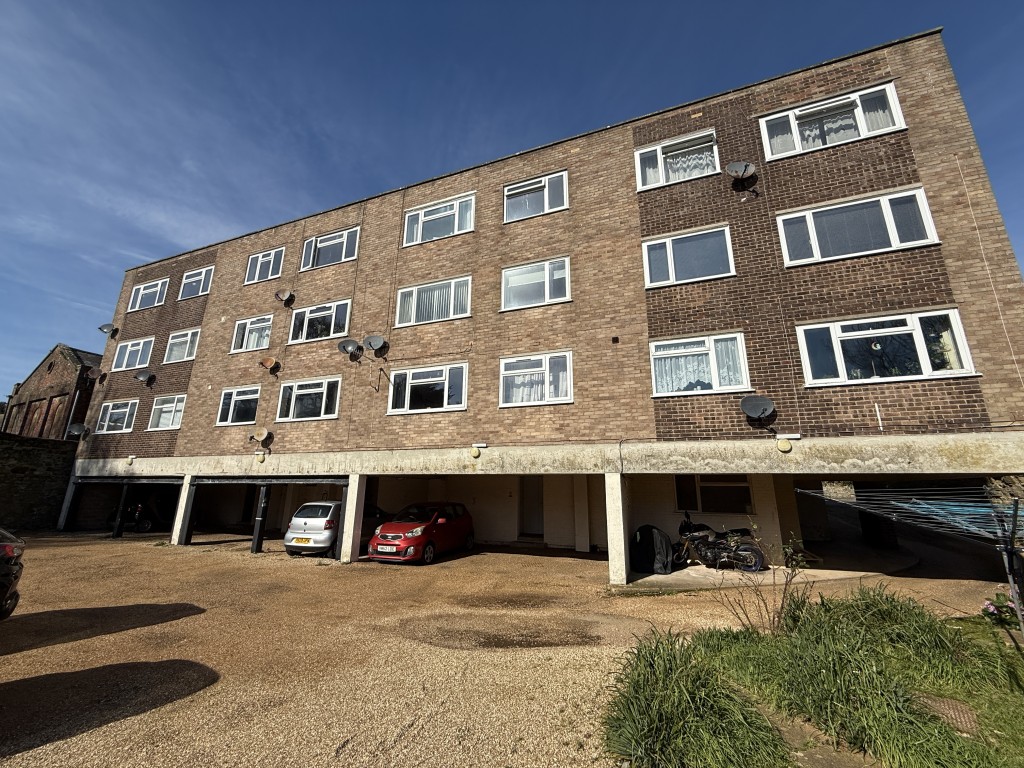Lot: 139 - PURPOSE-BUILT TOWN CENTRE FLAT WITH PARKING - Rear View of the Block